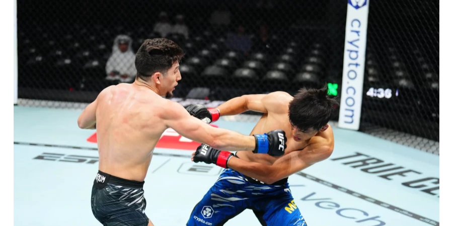 Видео полного боя Азат Максум — Митч Рапосо с сенсацией на UFC 321