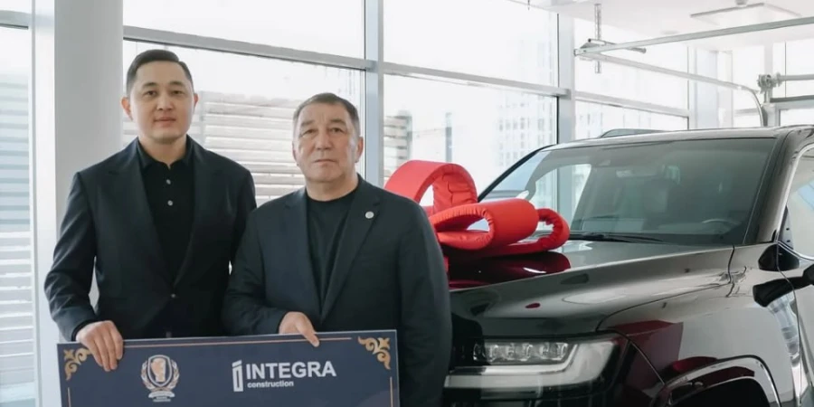 Кайрат Сатжанов стал обладателем квартиры и Toyota Land Cruiser за вклад в бокс