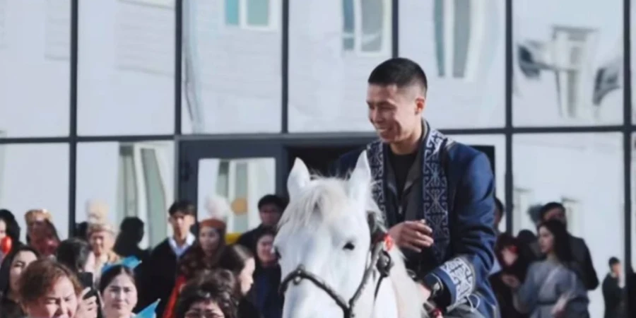 Шымкент халқы Сәкен Бибосыновқа құрмет көрсетті