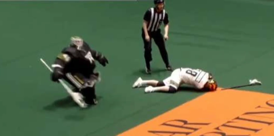 Голкипер снес соперника, спровоцировав массовую драку