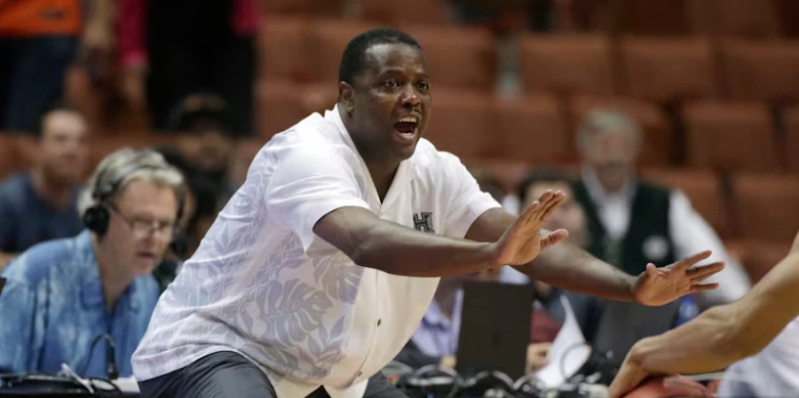 Тренера заковали в наручники из-за послематчевого инцидента