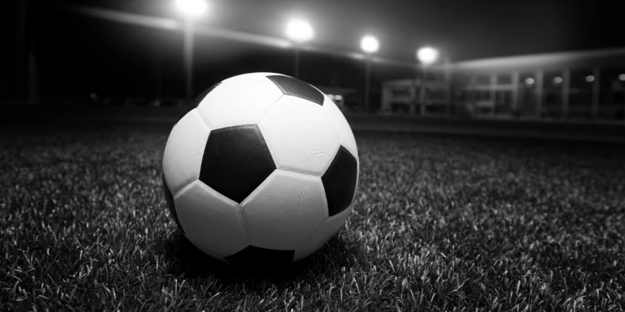 Африканский футболист погиб во время матча, подавившись монетой