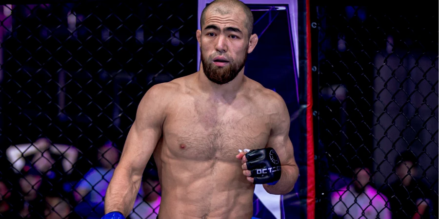 Сардор Худойбердиев стал новым чемпионом лиги OCTAGON в полулегком весе