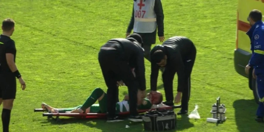 Игрока «Ахмата» унесли с поля после удара в голову