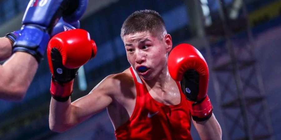 Восходящая звезда казахстанского бокса с победы дебютировал на чемпионате мира