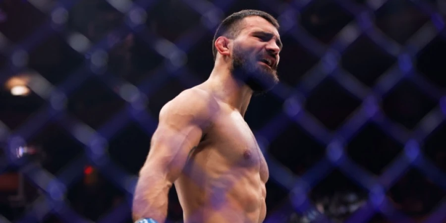 Сен-Дени показал упражнения для шеи перед боем с Хукером