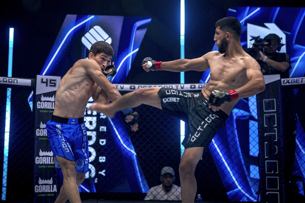 Казахстанец устроил жесткий бой с соперником из Узбекистана