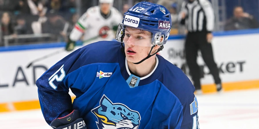 Молодой казахстанский нападающий обескуражил соперника в КХЛ. Видео