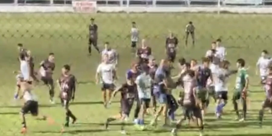 Массовая драка футболистов жутко напугала фанатов