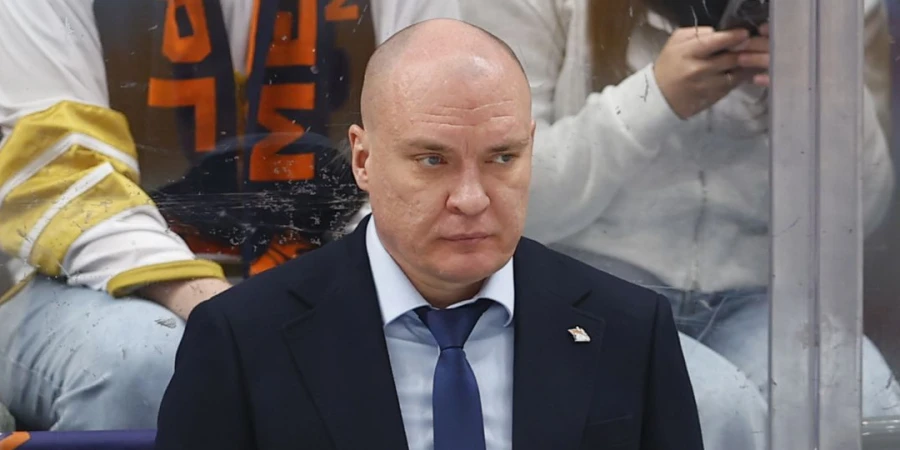 Руководство лидера КХЛ "поддело" казахстанского тренера соперника, Корешкова