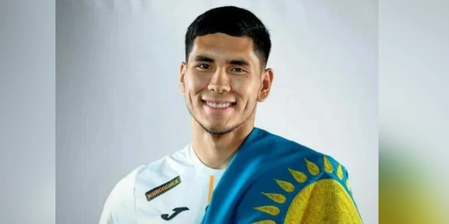 Вратарь «Кайрата» порадовал юных футболистов неожиданным визитом