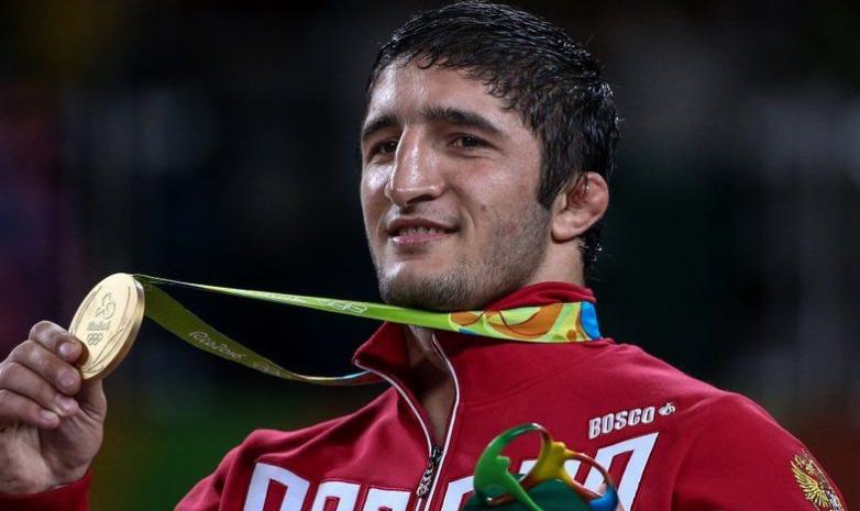 Еркін күрестен Олимпиада чемпионын тонап кетті