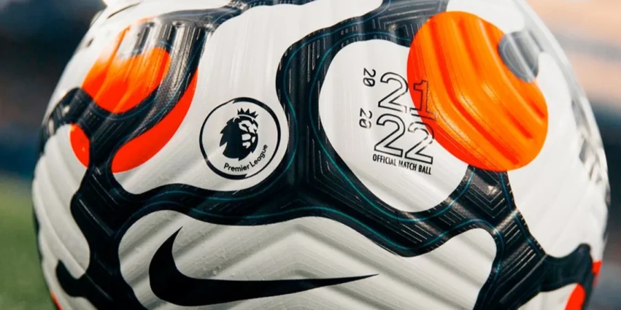 Футболист из Англии стал звездой интернета, починив свет на стадионе во время игры