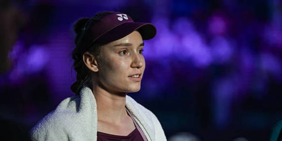 Қыздар киімдерін шешіп, жалаңаш суға түсті. Жағажайдағы дәретханадағы жасырын камера, алдыңғы көрініс, HD сапасы