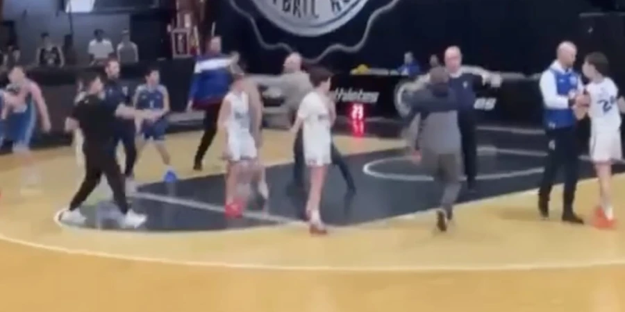 Баскетбольную команду дисквалифицировали из-за выбежавшего на поле отца игрока