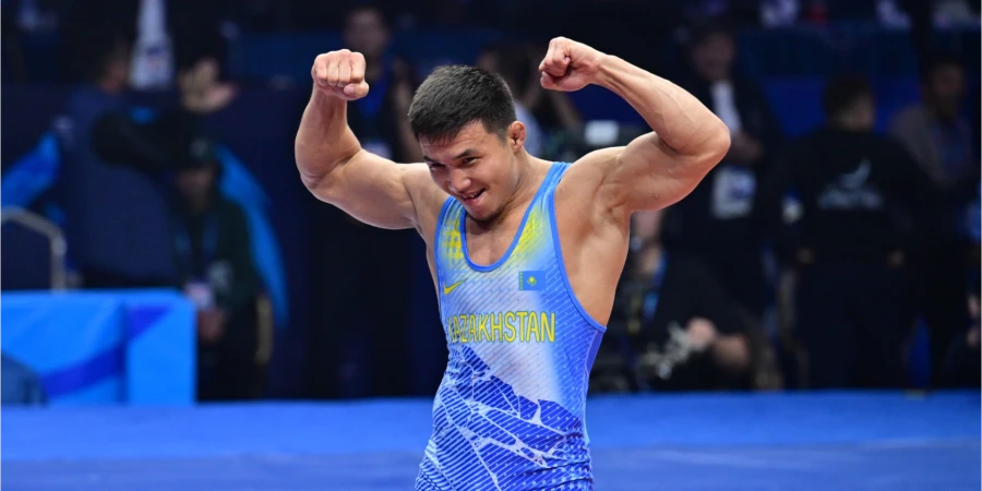 Казахстанец пробился в финал домашнего чемпионата мира по борьбе