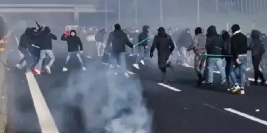 Фанаты топ-клубов вооружились ножами и дубинками для массовой драки