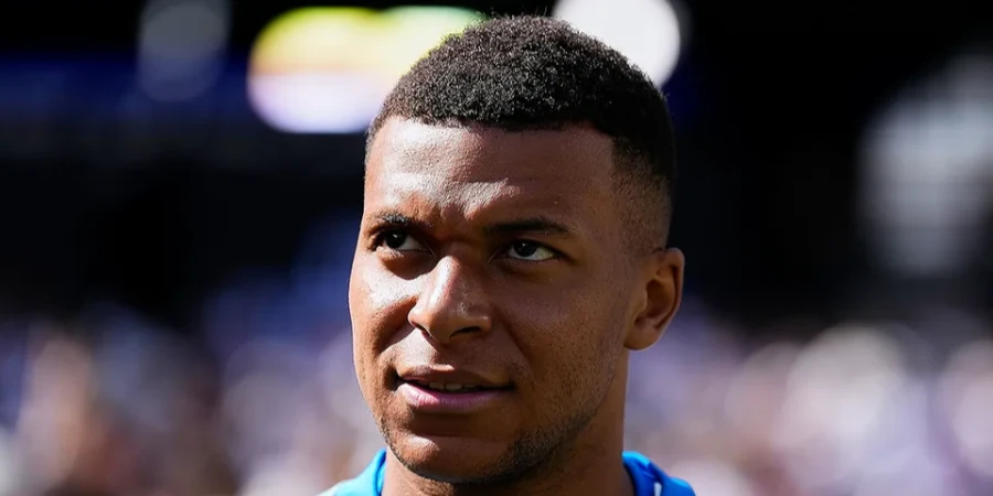 Мбаппе толкнул жену рэпера Джигана на выходе из парижского отеля