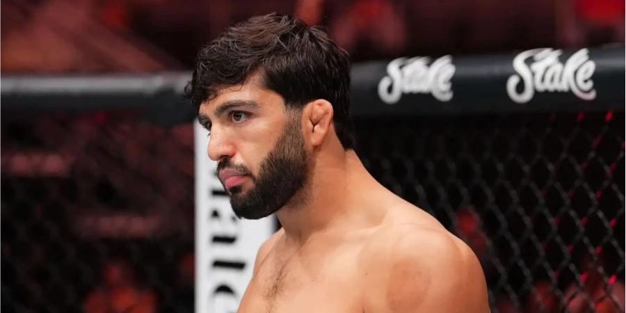 Экс-чемпион UFC обвинил Топурию в бегстве от Царукяна