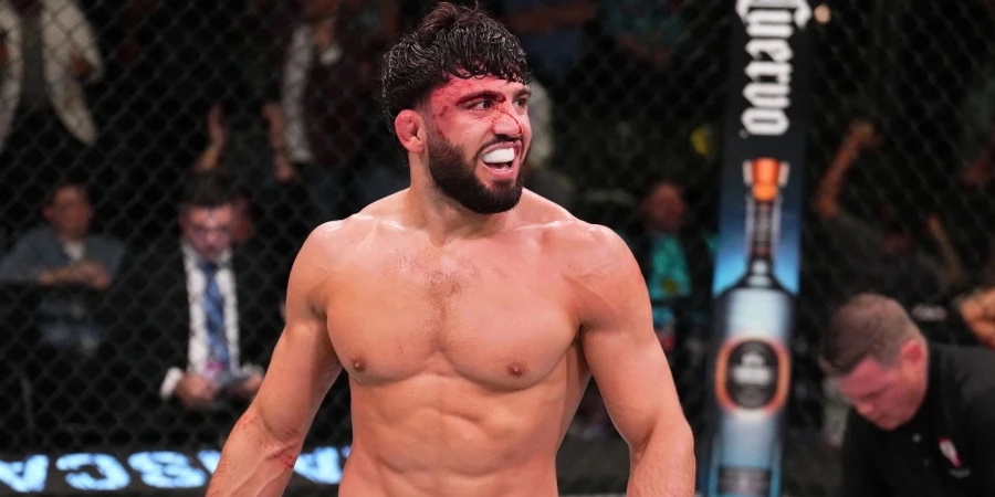 Лидер рейтинга легковесов в UFC Арман Царукян проявил щедрость при раздаче автографов. ВИДЕО