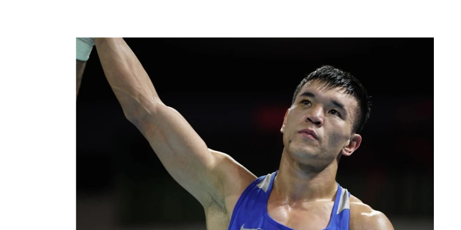 Казахстанский боксер отправил соперника в нокдаун и шагнул дальше на ЧМ