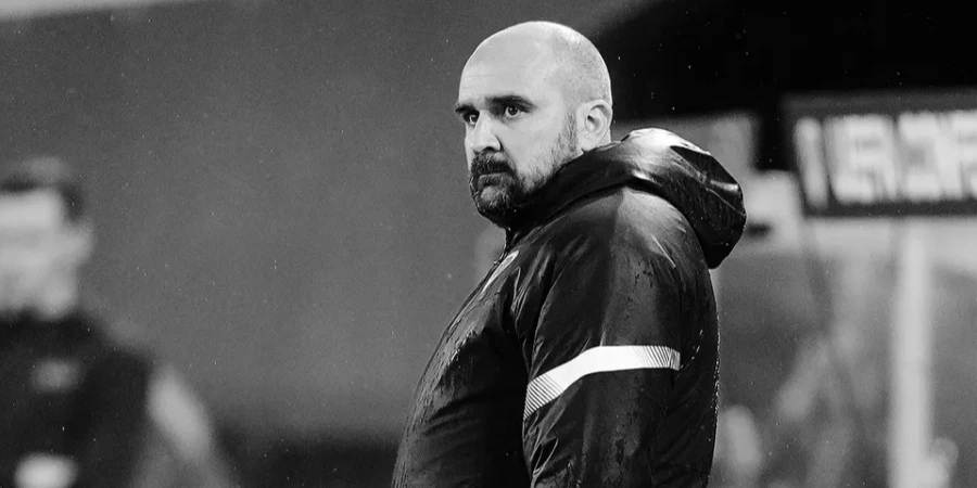 Футбольный союз Сербии отреагировал на смерть тренера во время матча