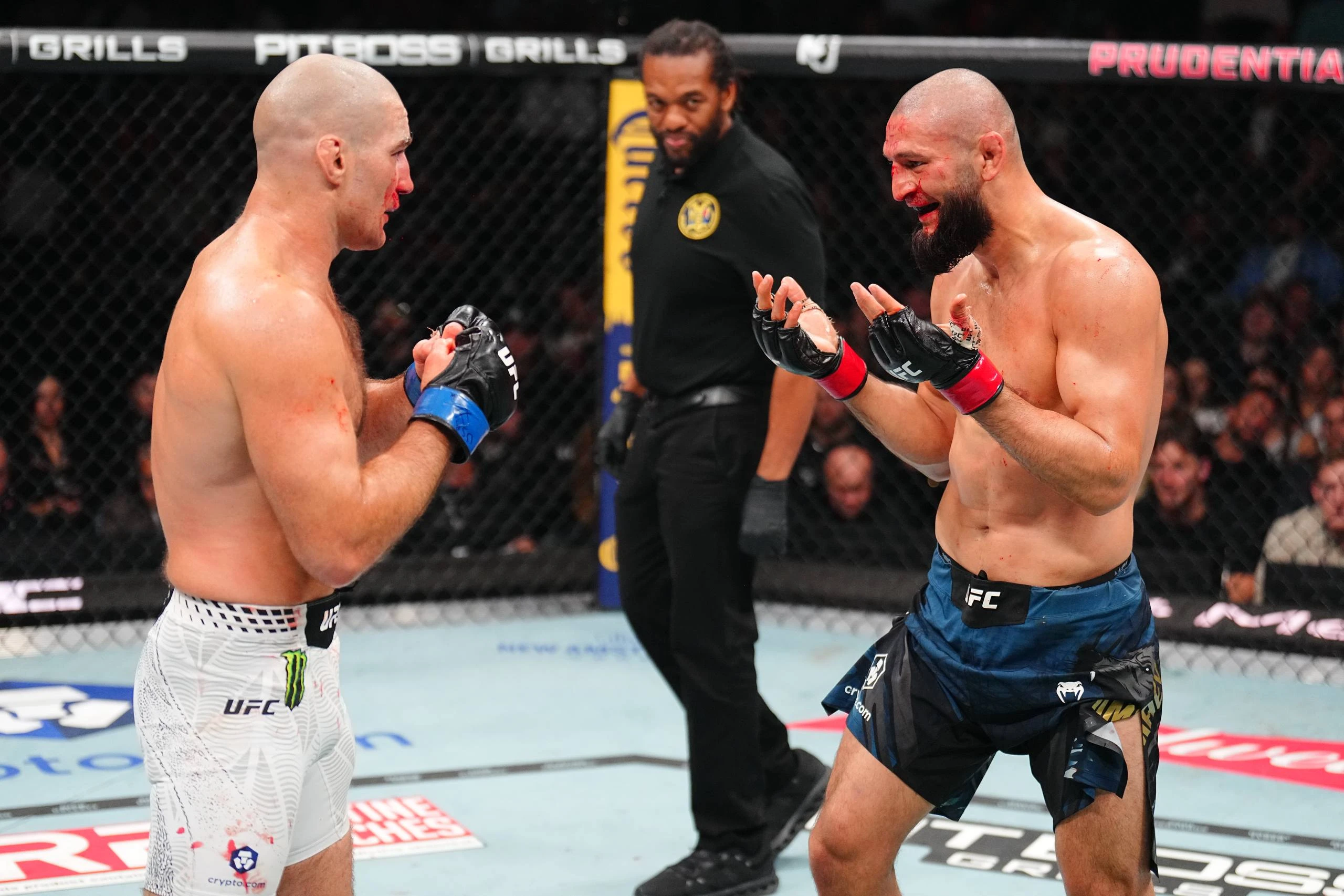 Главный бой на UFC 328 закончился сенсацией