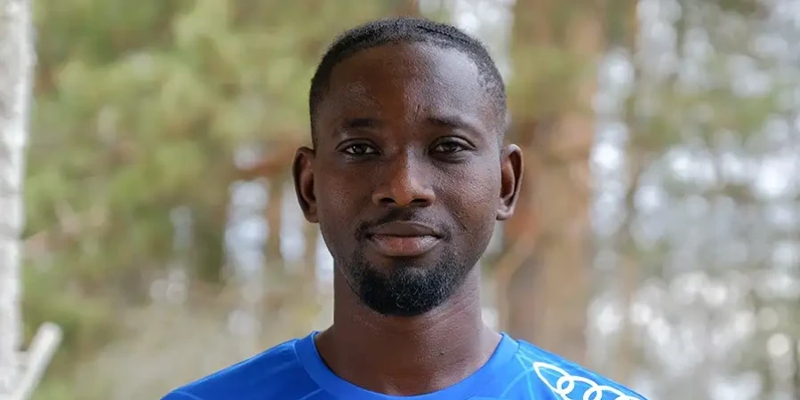 Ганалық қорғаушы «Ертіс» жейдесінде топ тебеді