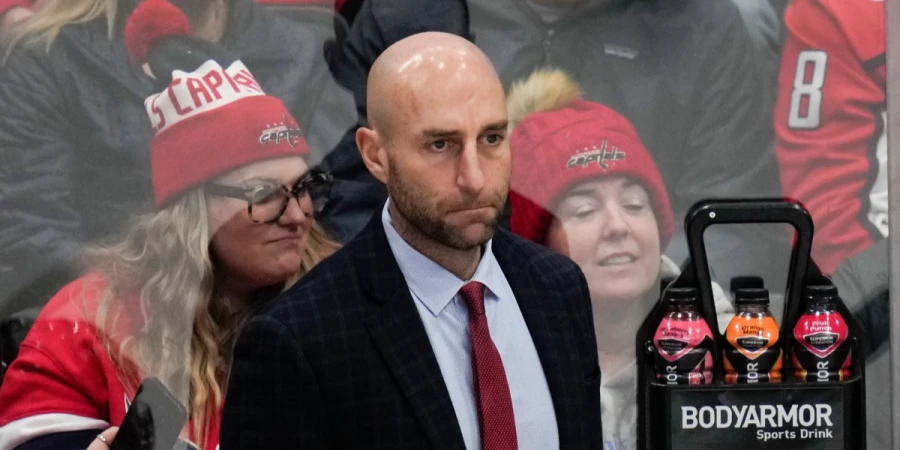 Скандальный тренер из НХЛ прилетел спасать экс-клуб наставника «Барыса»