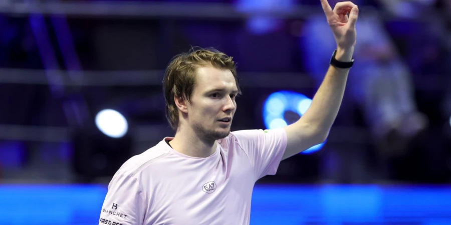 Двумя сетами закончился матч Александра Бублика на турнире за шесть миллионов евро