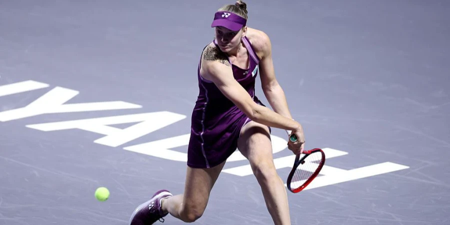 Фото: Рыбакина получила торт в честь триумфа на Итоговом чемпионате WTA