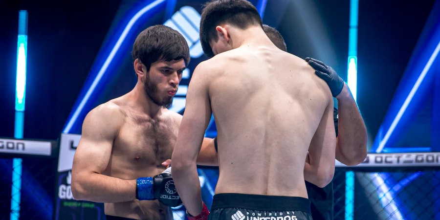 Камбэком с жестким удушением завершился бой казахстанцев