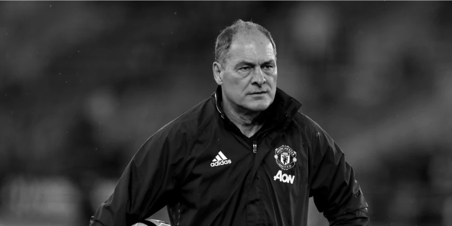 Бывший вратарь «Бенфики», «Порту» и сборной Португалии скончался на 68‑м году жизни