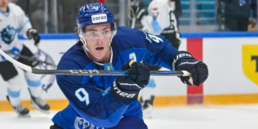 Форвард «Барыса» результативно сыграл в стеночку с ногой соперника. ВИДЕО