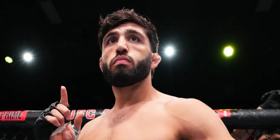 Топовый боец UFC навесил ярлык на бывшего претендента на титул