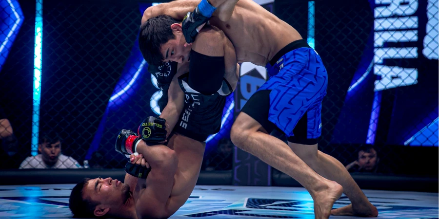 Казахстанец замучил таджикского бойца на турнире OCTAGON