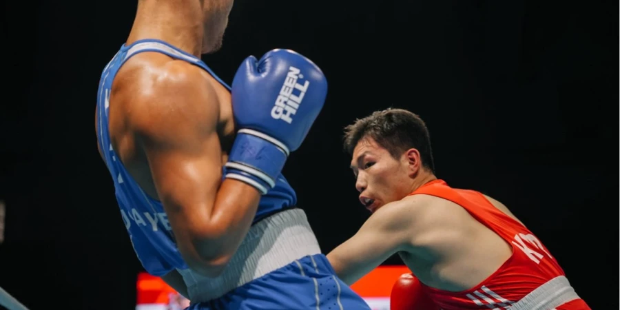 Казахстанский боксер завоевал третье золото на чемпионате Азии