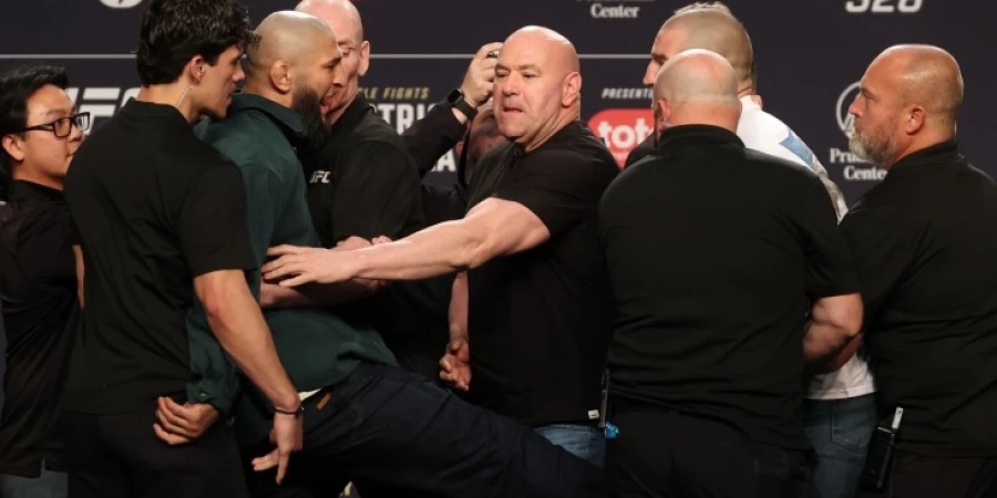 Чимаев объяснил удар по Стрикленду на стердауне перед UFC 328
