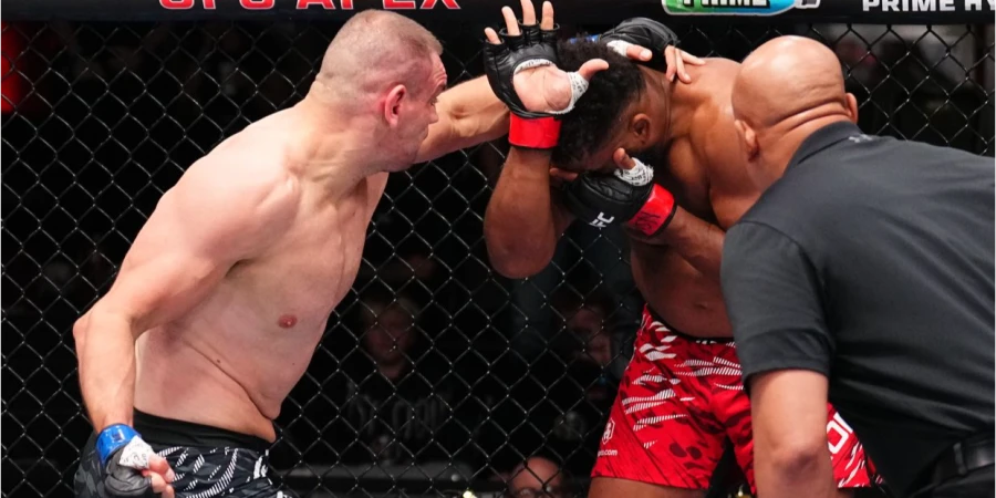 Кортес-Акоста нокаутировал Делию после тычка в глаз и вызвал Аспиналла