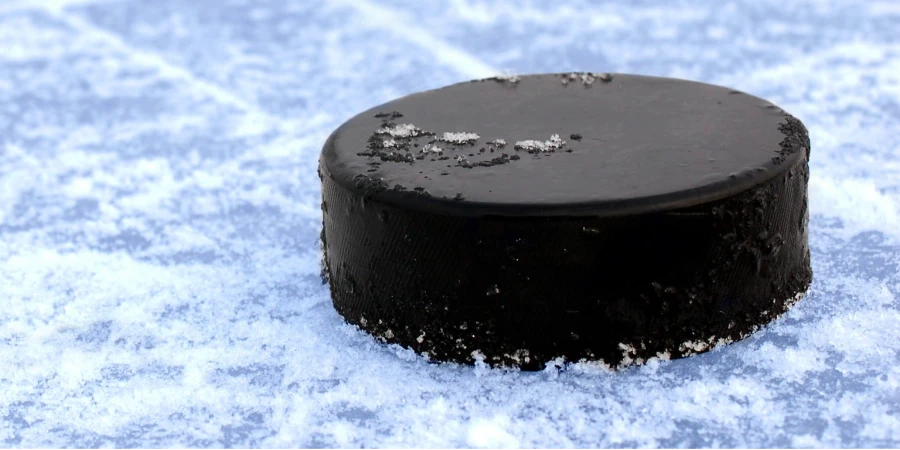 Казахстанский хоккеист получил тяжелую травму. ВИДЕО