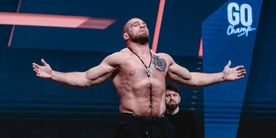 Артем Резников пережил нокдаун, но уступил на ACA 200 в Москве (видео)