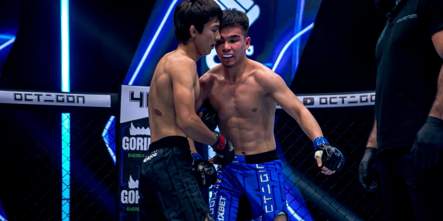 Две минуты решили исход поединка казахстанских бойцов в OCTAGON