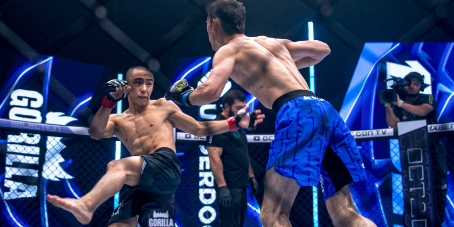 Казахстанcкие бойцы показали зрелищный поединок на турнире OCTAGON