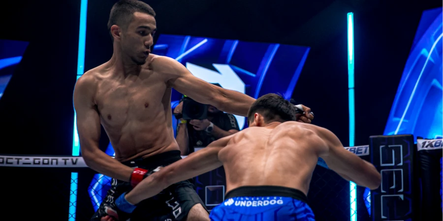 Казахстанский боец изнурил узбекского файтера в клетке