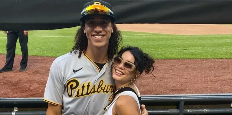 Хадженс и Такер объявили о рождении малыша