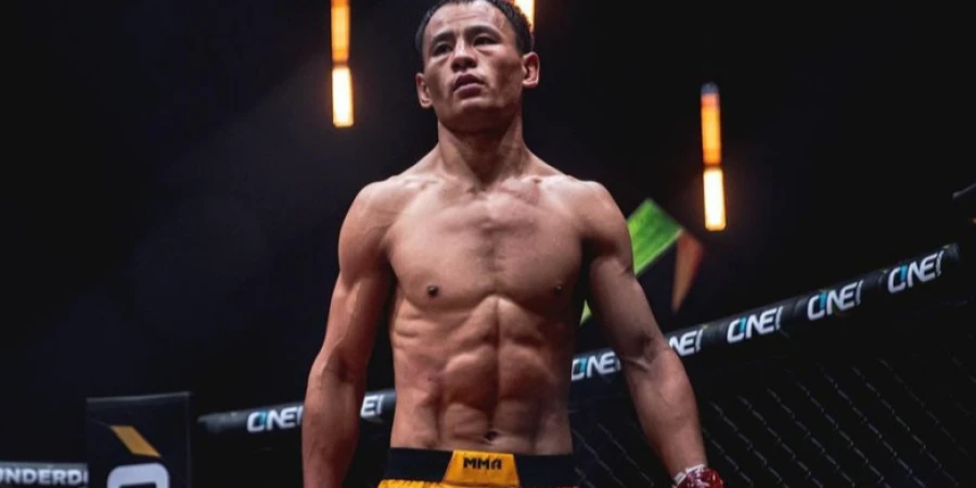 Дравшийся против экс-файтера UFC боец разделит клетку с казахстанцем