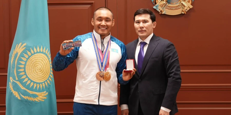 Чемпиона Паралимпиады Ербола Хамитова наградили почетным званием