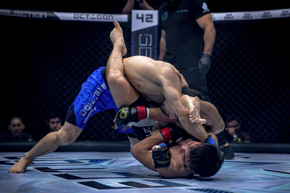 Бойцы из Казахстана и Узбекистана закатили бойню в клетке