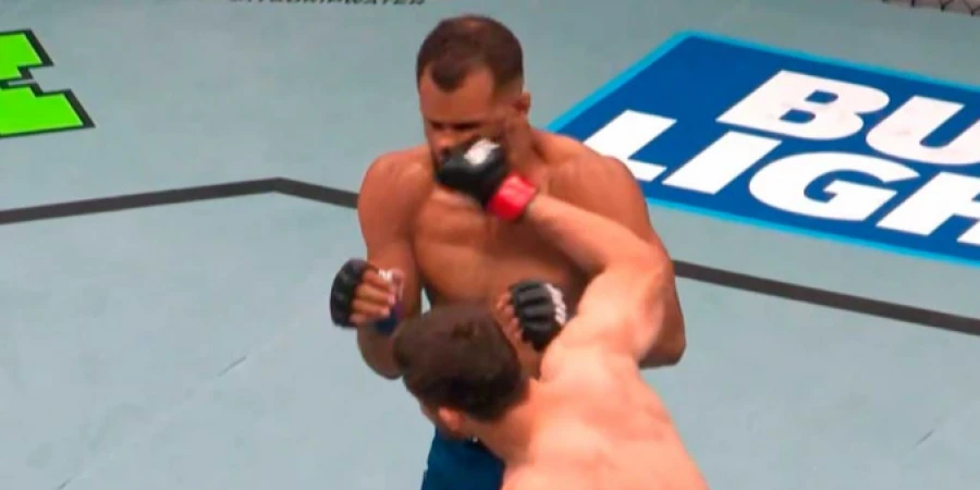 В Баку молниеносной победой завершился бой MMA