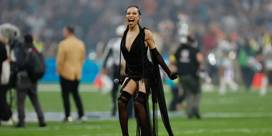 Поп-звезду раскритиковали за эксцентричный наряд